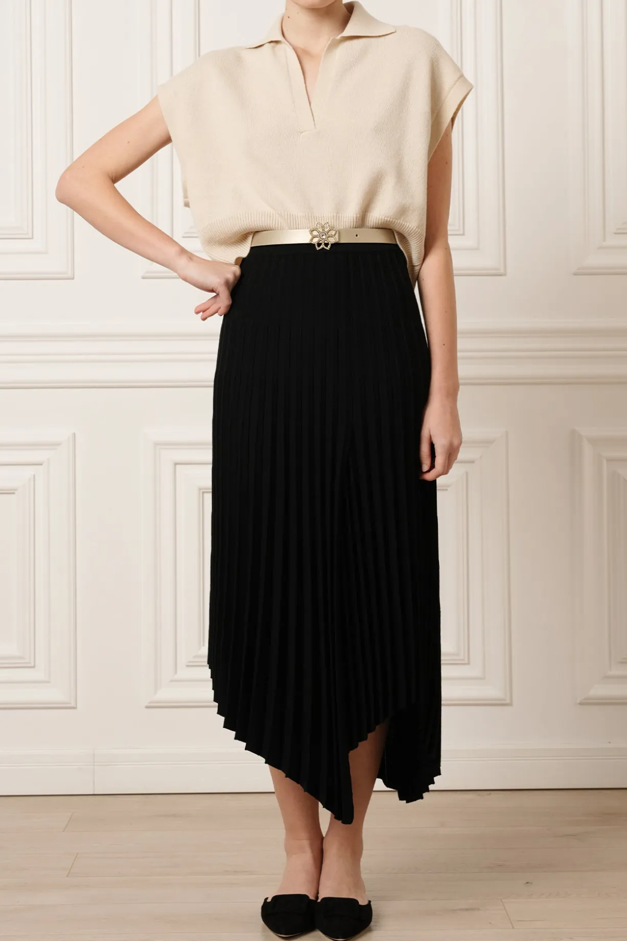 Shiya V-Neck Cashmere Sweater Vest In Champagne